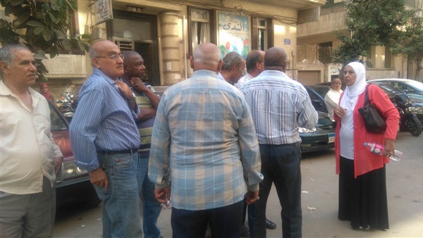 تظاهر عدد من العاملين
