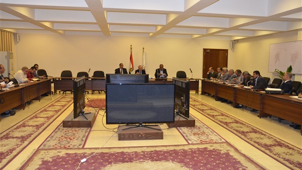 محافظ بني سويف يجتمع