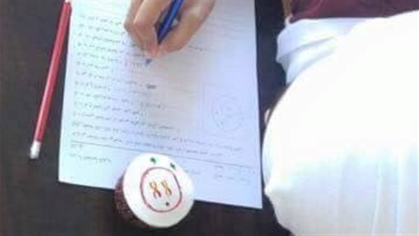 مُعلمة فلسطينية توزع