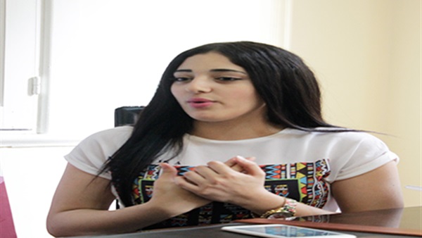 الفنانة الشابة دنيا