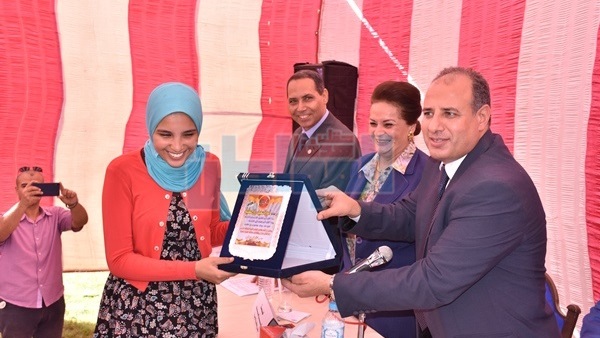محافظ البحيرة يكرم