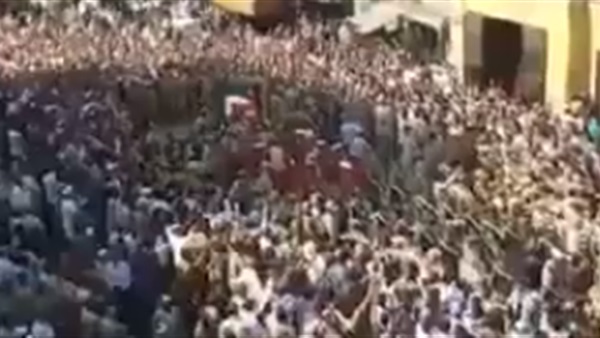 الآلاف في جنازة الشهيد