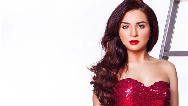 الفنانة مي عز الدين