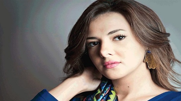 الفنانة دنيا سمير
