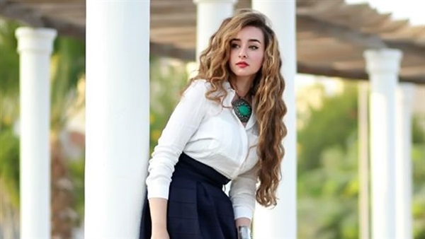 الفنانة الشابة هنا