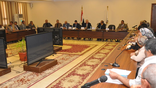 محافظ بني سويف يبحث