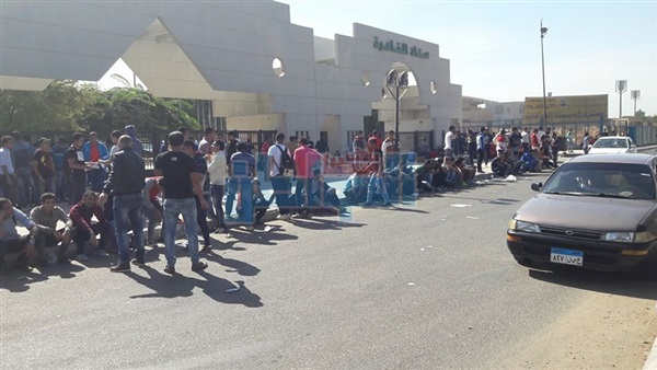 اصطفاف المشجعين لشراء