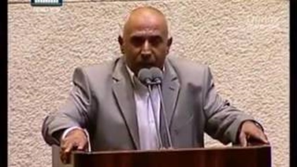 أبو عرار يرفع الأذان