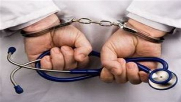 إحالة 8 أطباء و9