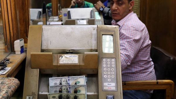 الدولار يسجل 15.98