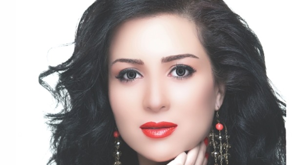 الفنانة مي عز الدين