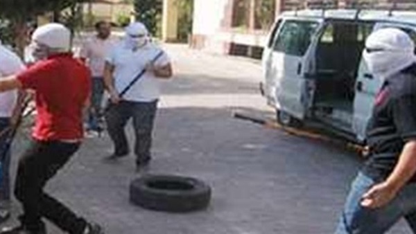 عاطل يعتدي بالضرب