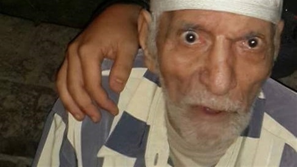 رجل ينام أمام محطة