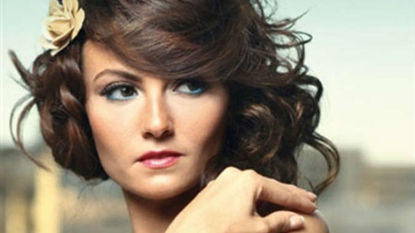 الفنانة بشرى
