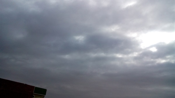 الغيوم تغطي سماء