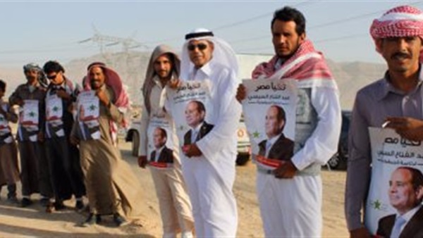 البدو يحملون صور