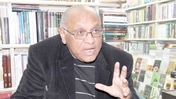 الكاتب والروائي