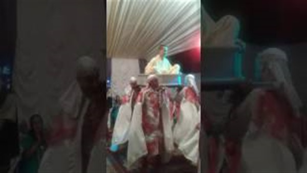 هودج العريس على أكتافهم