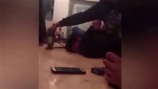 شاب يداعب صديقه بالمنشار