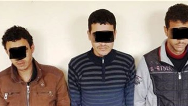 سرقة أفراد شرطة لمواطن