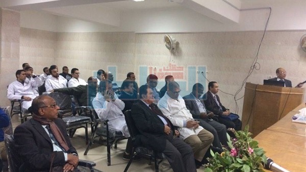 عالم يحاضر بأسيوط