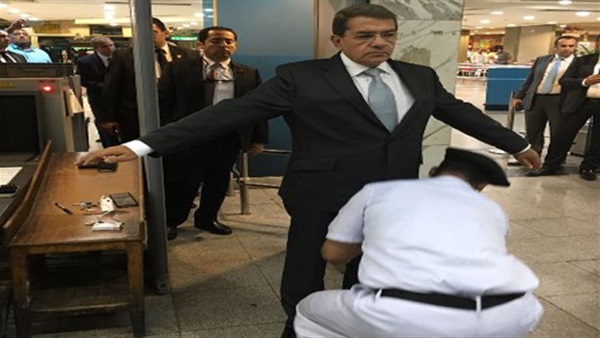 التفتيش داخل مطار