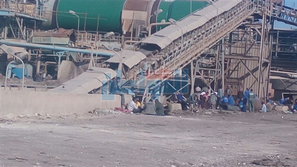  إضراب العاملين بمصنع