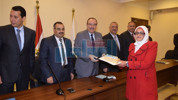 محافظ بني سويف يكرم