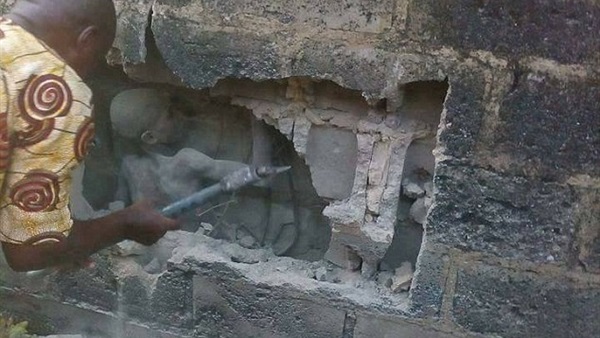 إنقاذ طفل علق بحفرة