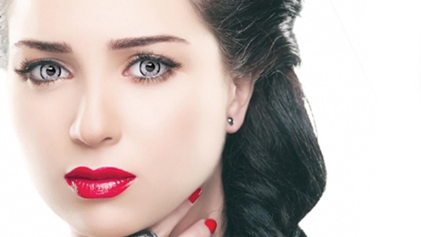 الفنانة مي عز الدين