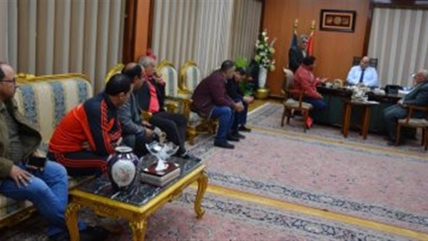 المحافظ وأعضاء النادي