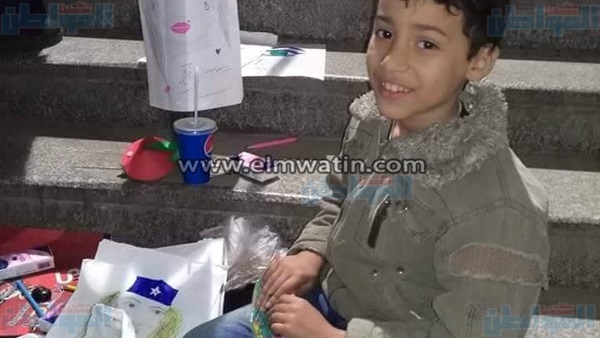طفل يمارس هوايته