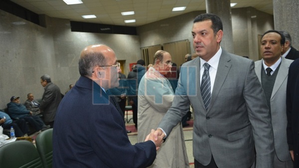 محافظ أسيوط يقدم