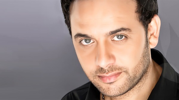 الفنان مصطفى قمر