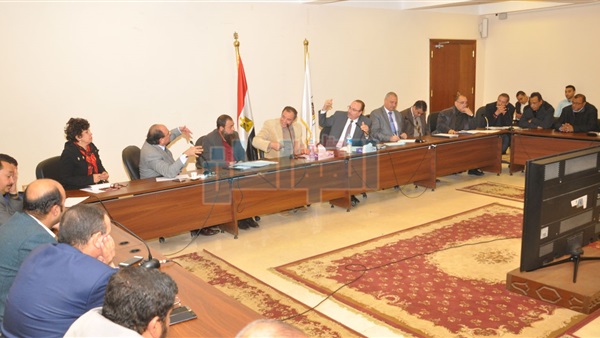 محافظ بني سويف يناقش