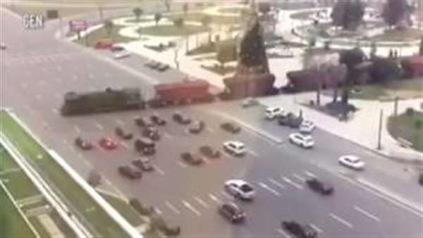 عبور قطار طريقا مزدحما
