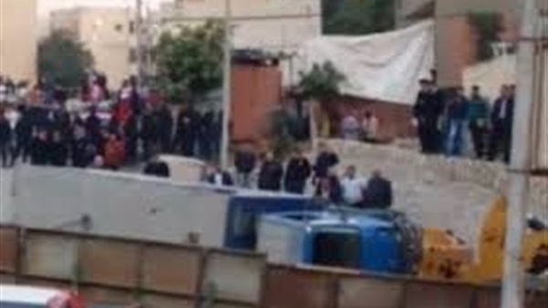 سيارة الترحيلات المنقلبة
