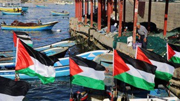 علم فلسطين على بحر