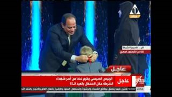 السيسي يكرم تجل الشهيد