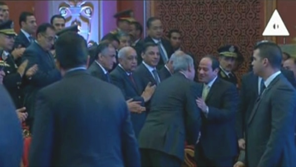 السيسي يصافح محمد