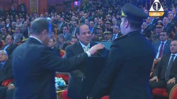مجدي عبد الغفار يهدي