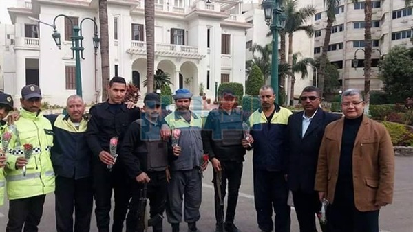 تهنئة عمال هيئة النظافة