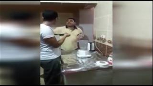 أب وابنه في مشهد