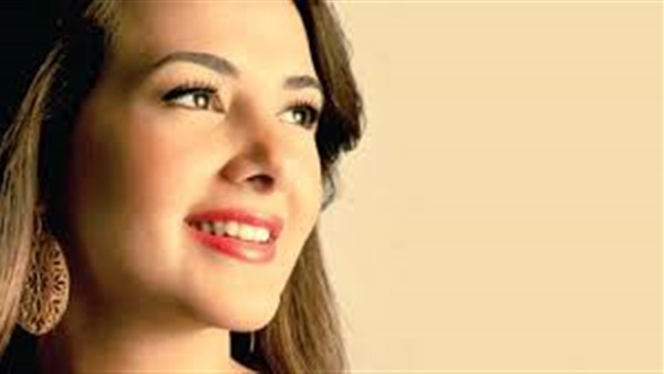 الفنانة دنيا سمير