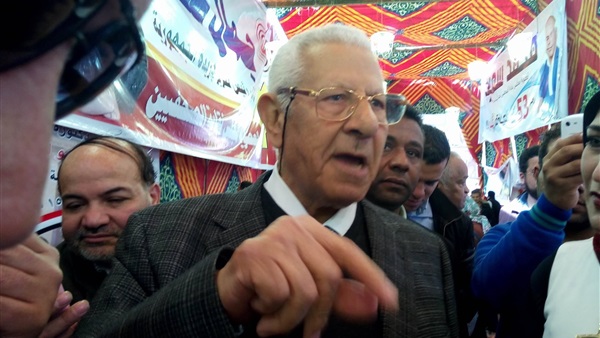 الكاتب الصحفي مكرم