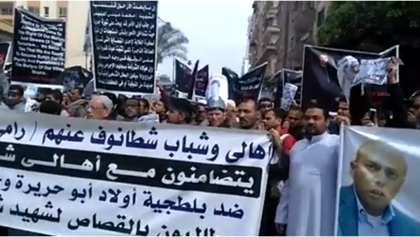 أهالي قرية شما يتجمهرون