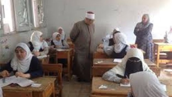 ضبط طالبة تؤدي الامتحان