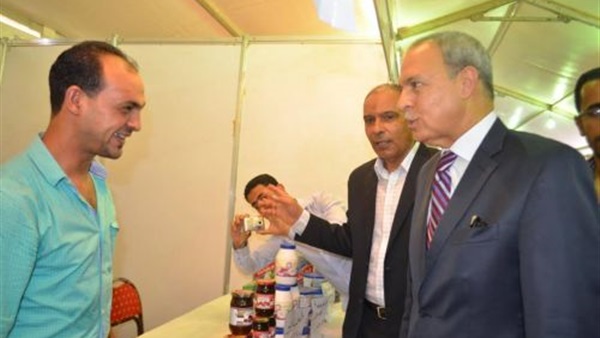 الهجان يفتتح معرض