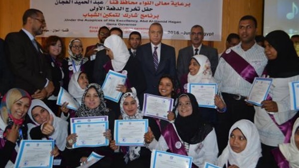 بالصور.. محافظ قنا