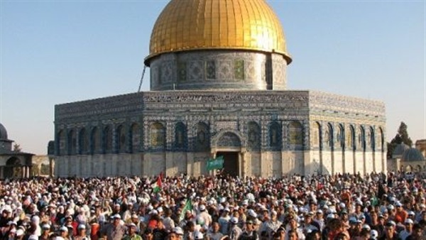 300 فلسطيني يغادرون